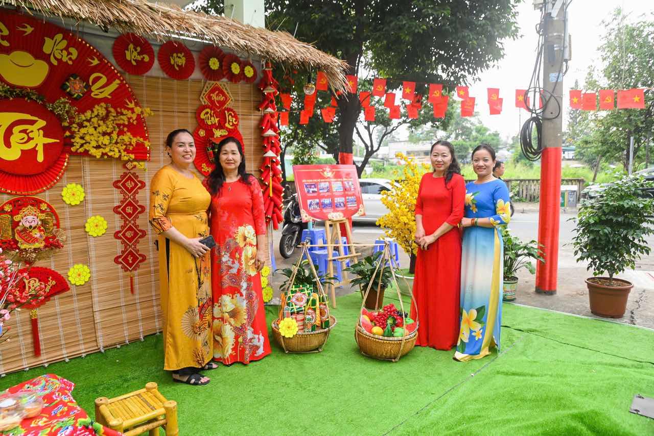  Khu pho 3, phuong Binh Tho (TP Thu Duc) da trang hoang con pho bang nhung khong gian check-in day an tuong, am cung. Duoc biet, khu pho da chuan bi 10 ngay de mua nguyen lieu, len y tuong thiet ke khong gian. Viec trang tri Tet mang lai khong khi vui tuoi, am ap, gop phan gin giu va phat huy cac gia tri van hoa truyen thong.