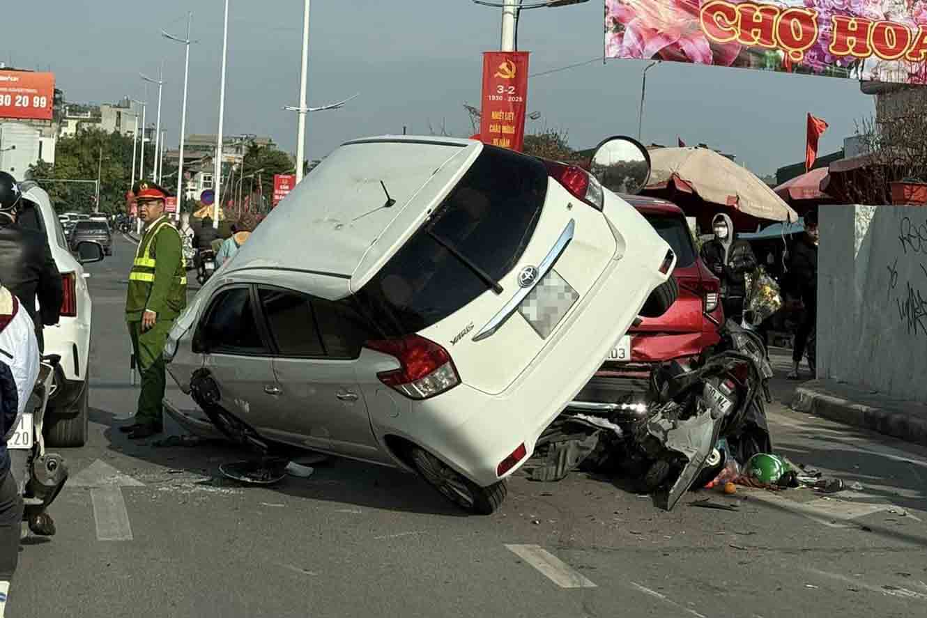 The accident happened in front of Quang An flower market (Tay Ho district, Hanoi). Photo: Provided by local people