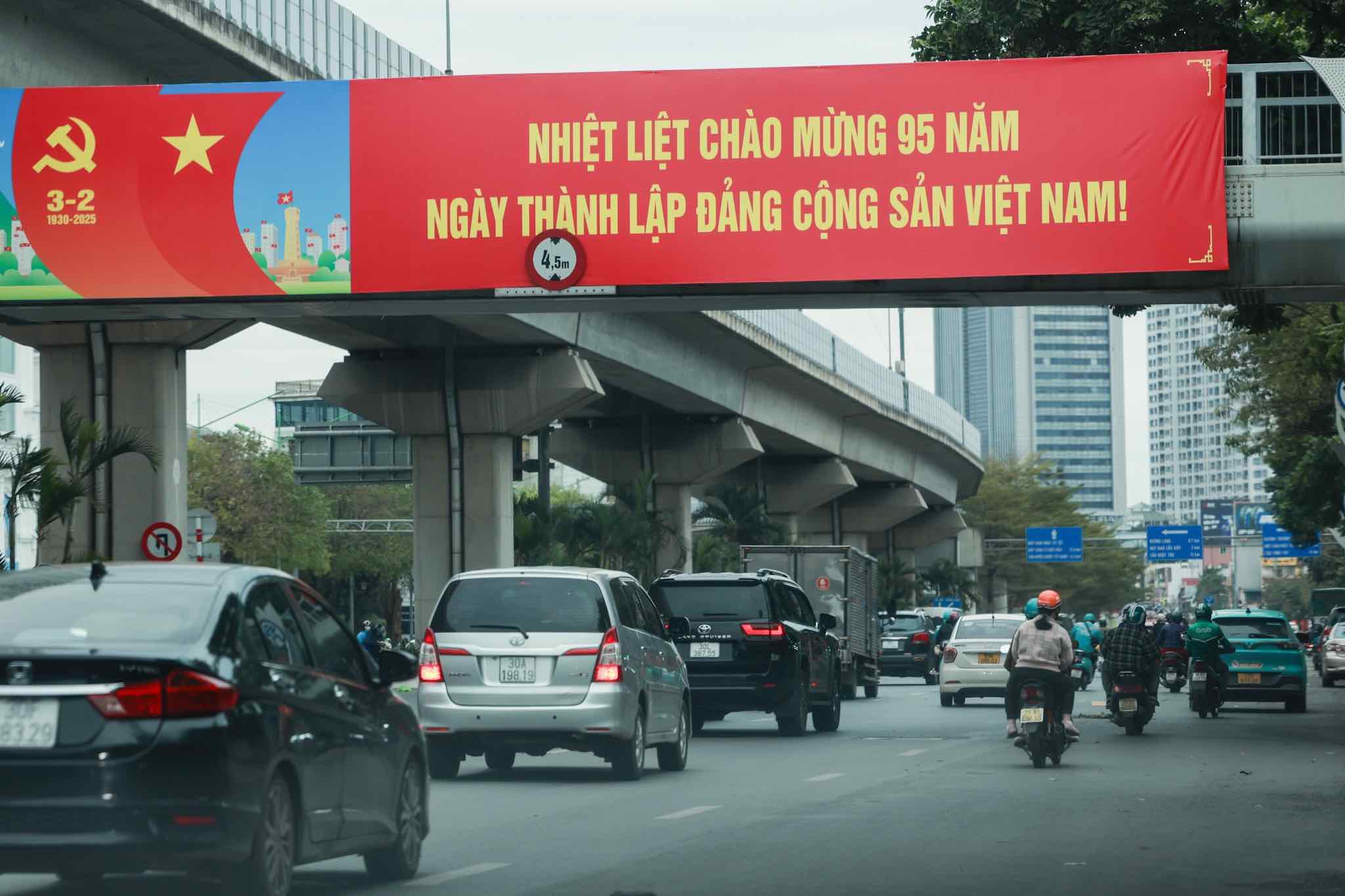 Pano chao mung 95 nam Ngay thanh lap Dang cong san Viet Nam tren duong Nguyen Trai.