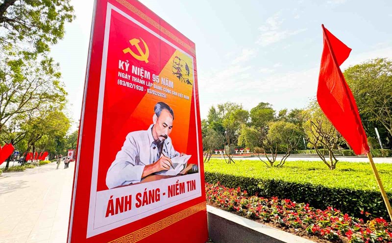Large-scale billboards celebrating the 95th anniversary of the founding of the Communist Party of Vietnam were placed in Lenin Park.