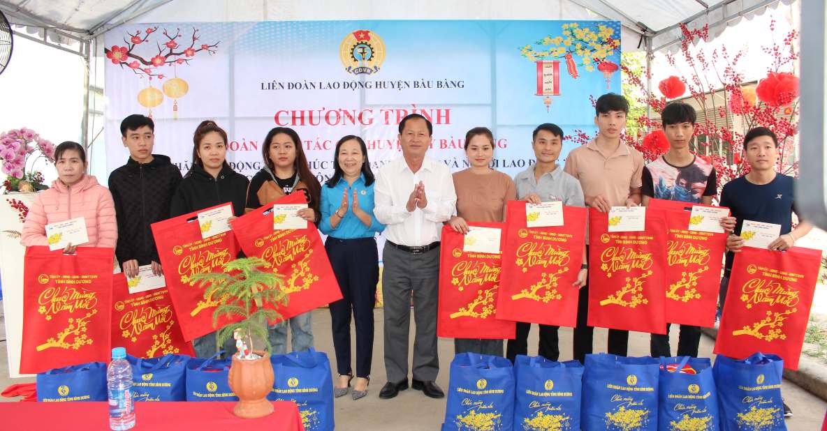Leaders of the Binh Duong Provincial Federation of Labor and Bau Bang District presented gifts to workers who worked through Tet. Photo: Huu Hoang