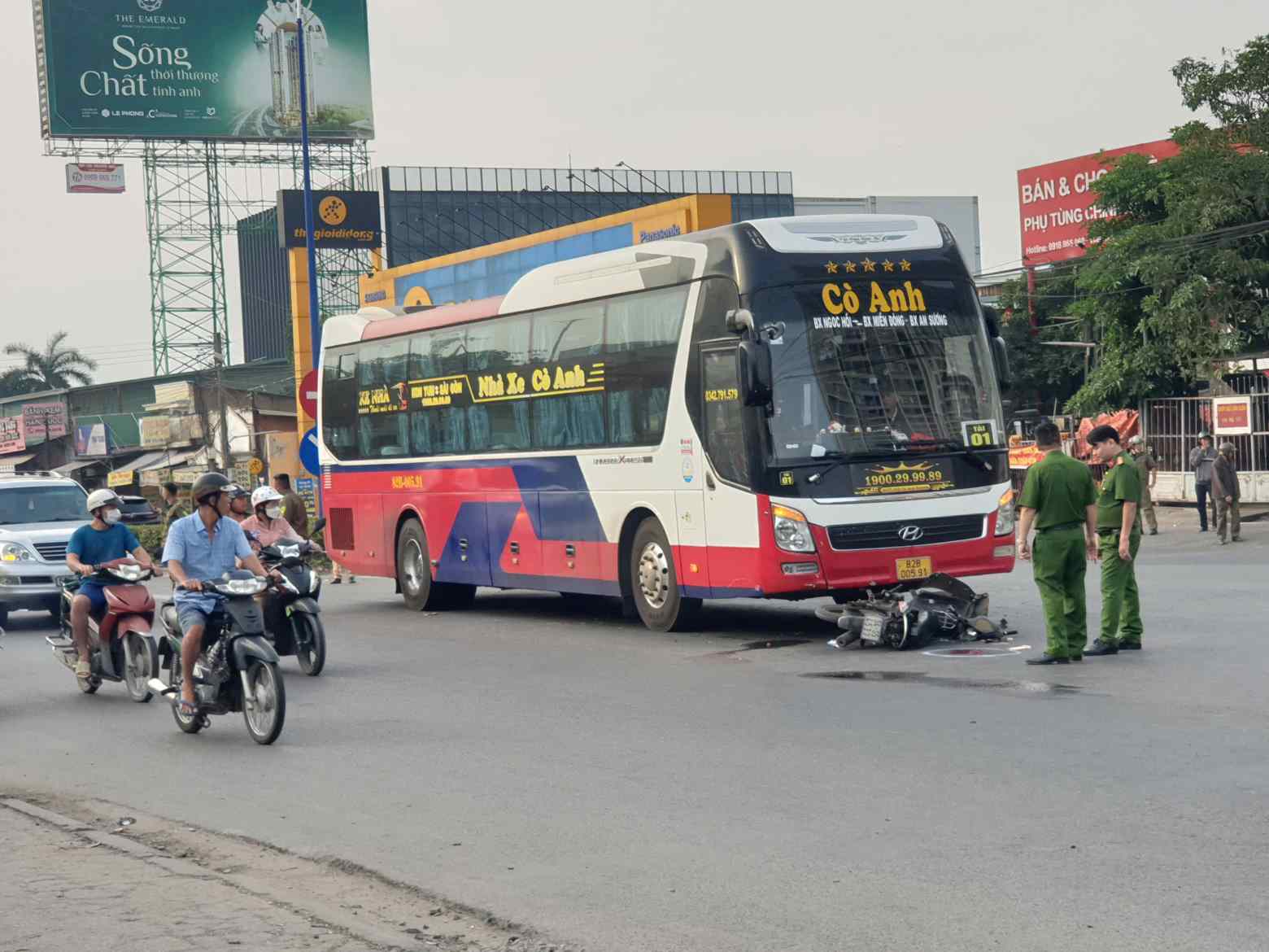 The scene of the accident between a passenger bus and a motorbike that left a man dead. Photo: Dinh Trong