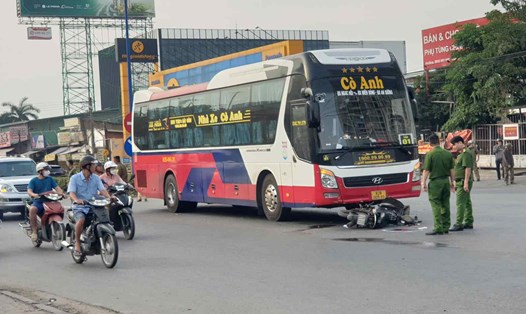 Hiện trường vụ tai nạn giữa xe khách và xe máy khiến người đàn ông tử vong. Ảnh: Đình Trọng