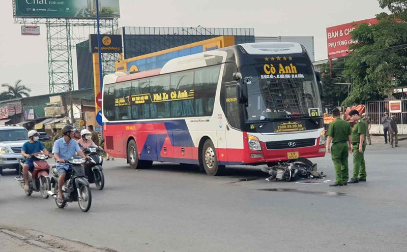 The scene of the accident between a passenger bus and a motorbike that left a man dead. Photo: Dinh Trong