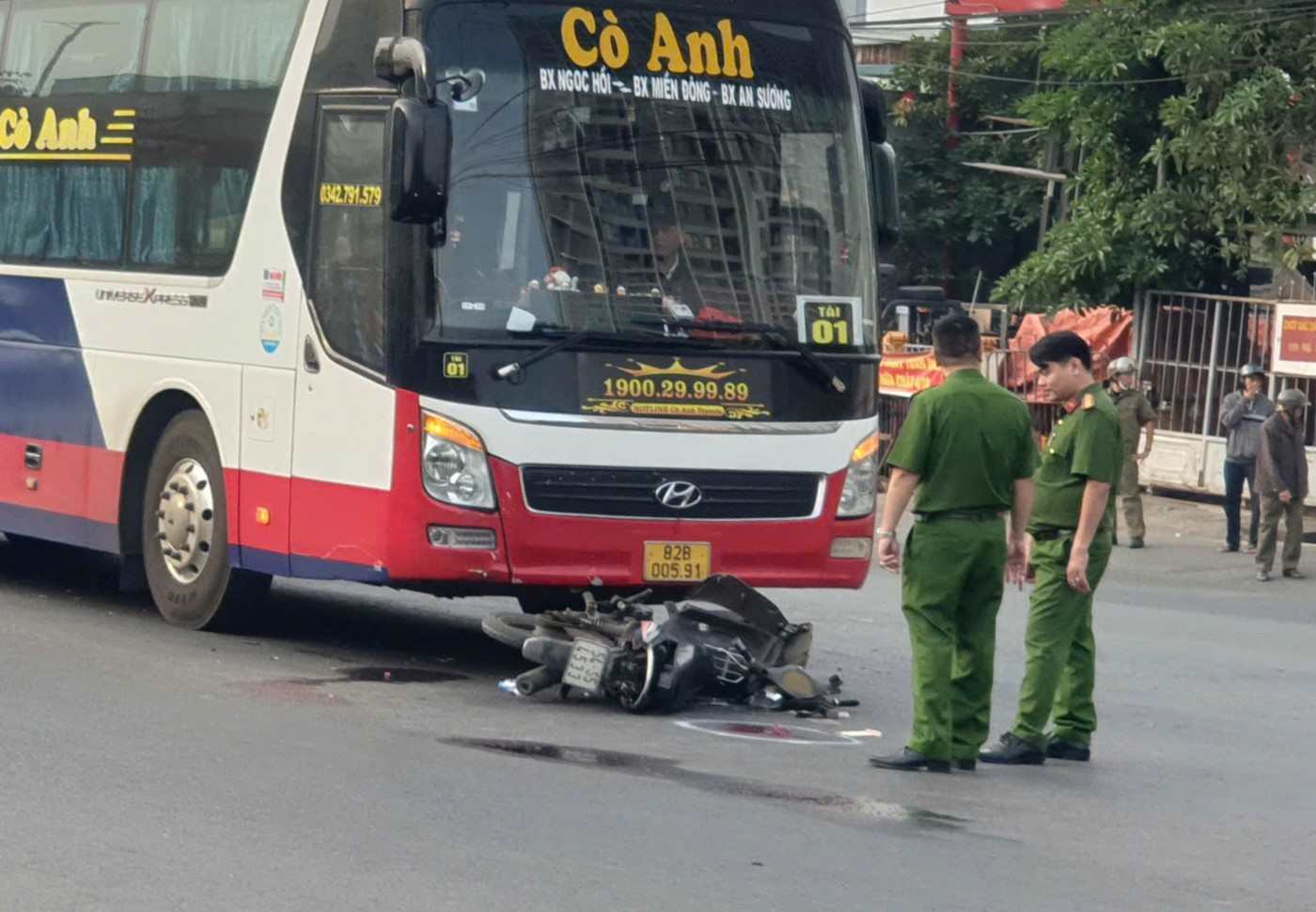 The scene of the tragic accident that left one person dead. Photo: Dinh Trong