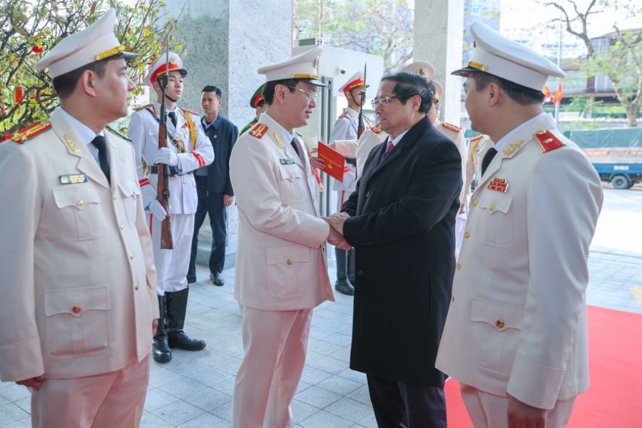 Prime Minister Pham Minh Chinh visited and wished a happy new year to officers and soldiers of the Investigation Security Department (Ministry of Public Security). Photo: VGP/Nhat Bac