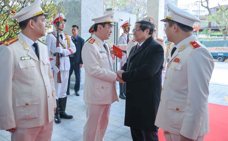 Prime Minister Pham Minh Chinh visited and wished a happy new year to officers and soldiers of the Investigation Security Department (Ministry of Public Security). Photo: VGP/Nhat Bac