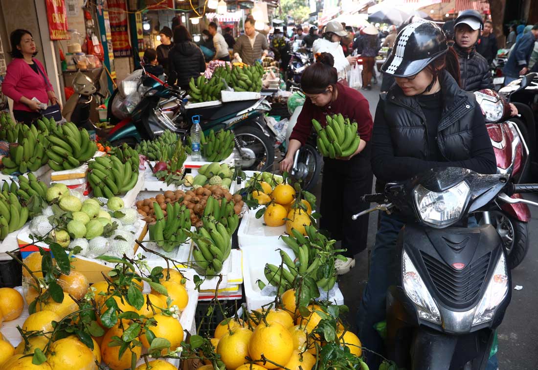 Even though the price of green bananas reached half a million dong on December 28, customers still flocked to buy them.