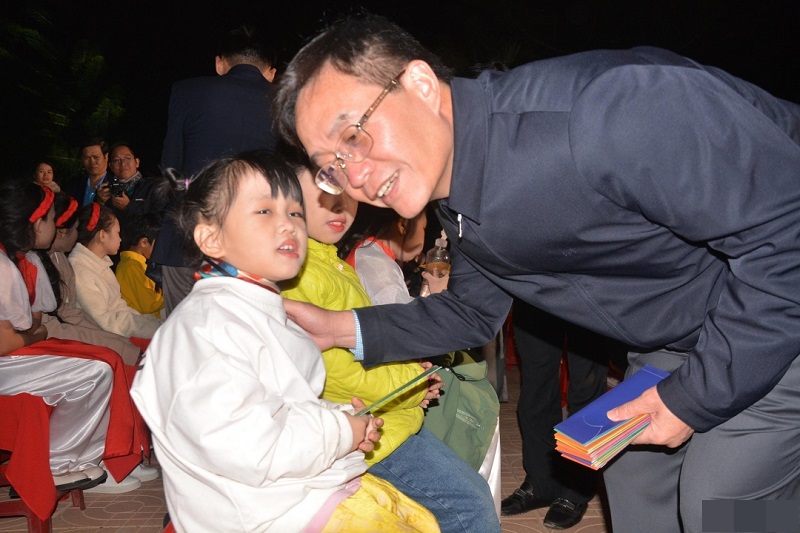 Mr. Nguyen Dinh Trung - Member of the Party Central Committee - Secretary of Dak Lak Provincial Party Committee handed over Tet gifts to the children. Photo: Dang Trieu