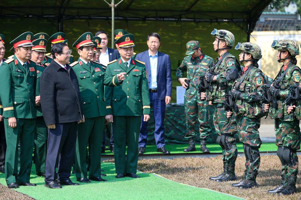 Prime Minister Pham Minh Chinh emphasized the task of building a strong National Defense Intelligence. Photo: VGP