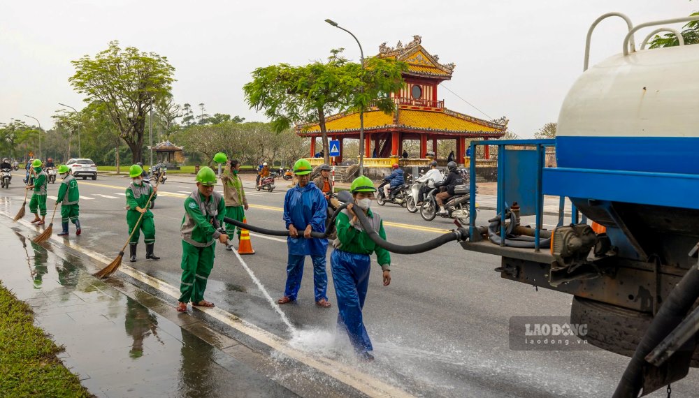 Ghi nhận của phóng viên Báo Lao Động, công nhân của HEPCO đang tất bật làm sạch dải phân cách trên các tuyến đường trung tâm như Hùng Vương, Trần Hưng Đạo, An Dương Vương, Lê Duẩn.