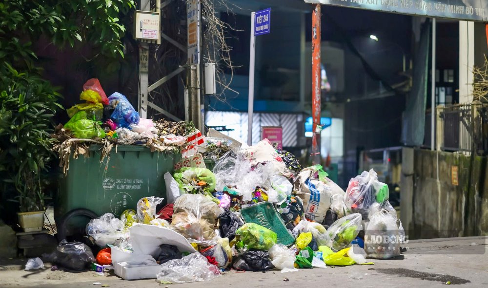 Trước, trong và sau Tết, lượng rác sinh hoạt thải ra sẽ rất lớn, cộng với thời tiết mưa rét, khiến công tác dọn dẹp vệ sinh của công nhân môi trường trở nên rất vất vả; HEPCO phải huy động thêm nhân lực và phương tiện.