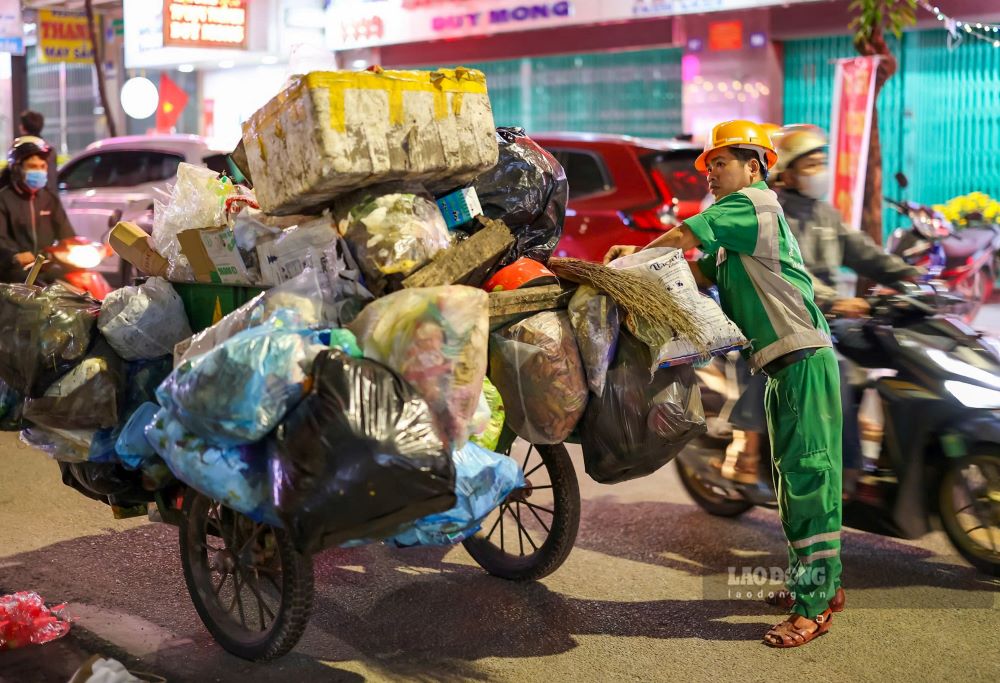  Theo lãnh đạo HEPCO, công ty đang tăng cường công tác thu gom rác ở các tuyến đường, sông ngòi, khu vực gầm cầu và làm sạch các thùng rác công cộng, đặc biệt là các thùng rác phân loại. 