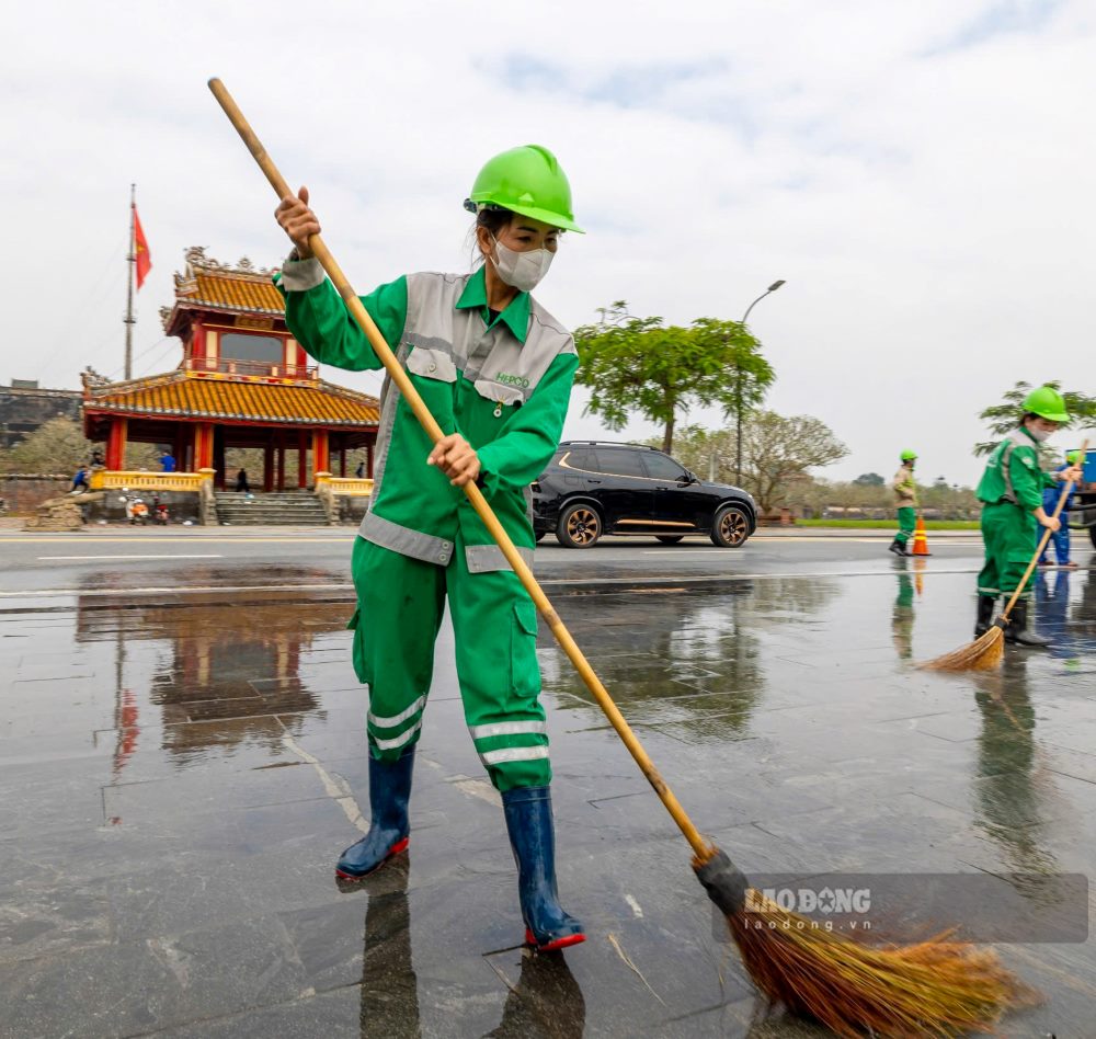 Công nhân môi trường làm sạch tuyến đường Lê Duẩn, đối diện Phu Văn Lâu cùng nhiều tuyến đường, góc phố khác. 