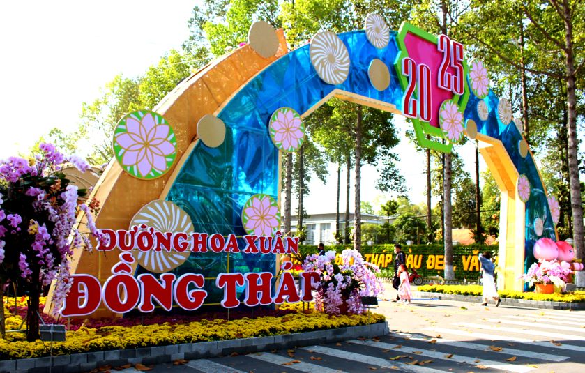 Duong hoa Xuan tai TP Cao Lanh, trung tam tinh Dong Thap trai dai tren tuyen duong Ly Thuong Kiet. Anh: Thanh Mai