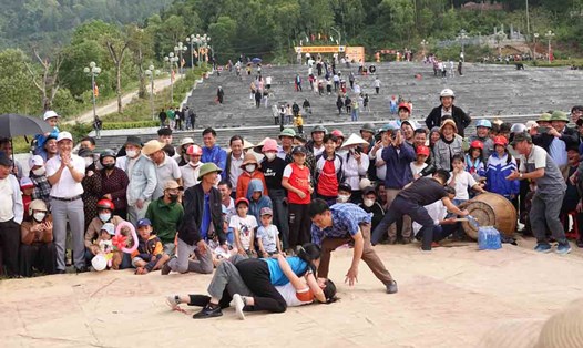 Hình ảnh đấu vật tại lễ khai hội chùa Hương Tích năm 2024. Ảnh: Trần Tuấn.
