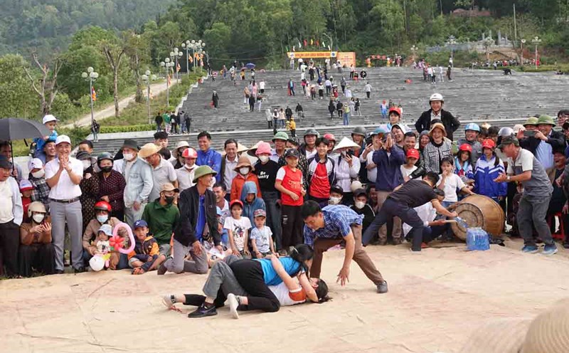 Wrestling image at the opening ceremony of Huong Tich Pagoda in 2024. Photo: Tran Tuan.
