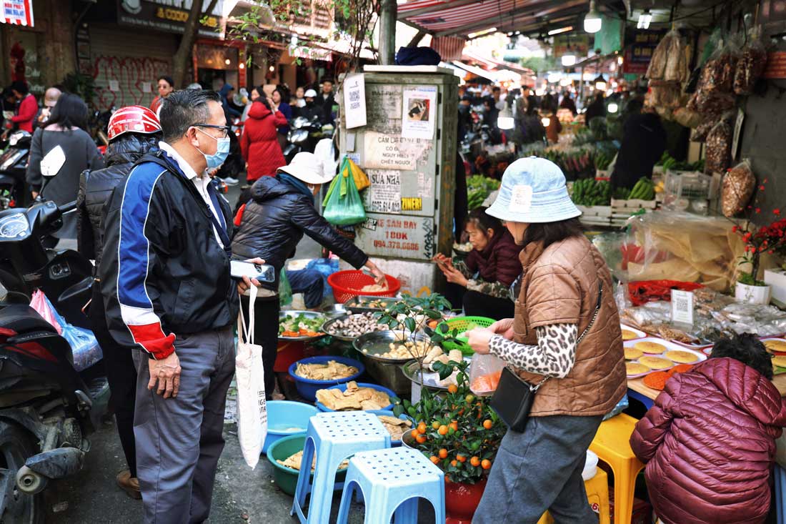 Người dân Hà Nội tranh thủ sắm Tết.