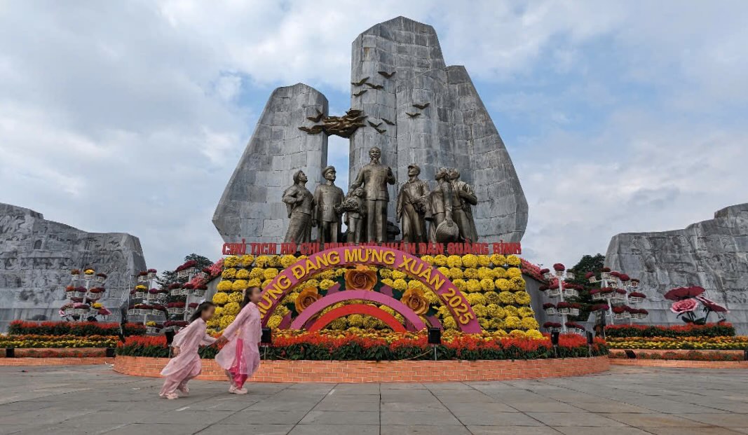 Quang Binh Flower Square is ready to welcome spring visitors. Photo: Quang Minh