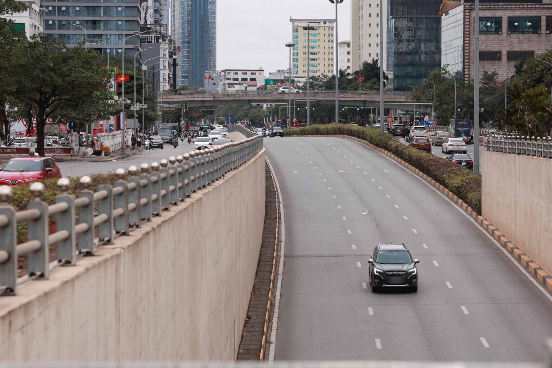 Hầm chui Trung Hoà thưa thớt các phương tiện tham gia giao thông.