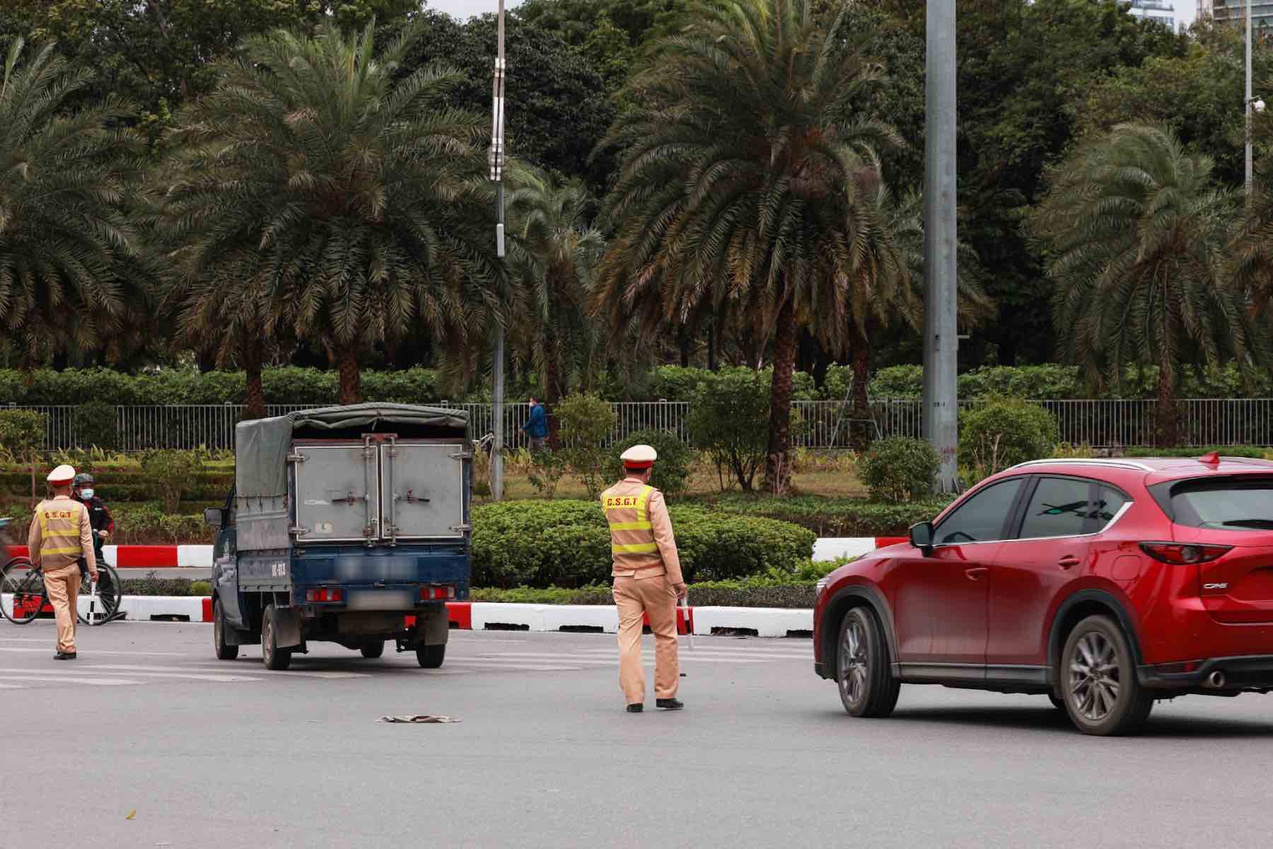 Thượng uý Nguyễn Đức Cảnh và Thượng uý Lê Quang Vinh (Đội CSGT số 6 - Công an TP Hà Nội) làm nhiệm vụ điều tiết giao thông tại ngã tư Phạm Hùng - Trần Duy Hưng. 