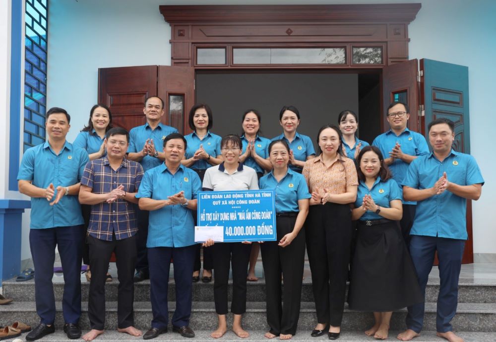 Đại diện lãnh đạo LĐLĐ tỉnh Hà Tĩnh trao hỗ trợ nhà “Mái ấm Công đoàn” cho chị Nguyễn Thị Hải Yến, đoàn viên Công đoàn Công ty CP Tập đoàn Hoành Sơn (LĐLĐ Thị xã Hồng Lĩnh). Ảnh: Trần Tuấn