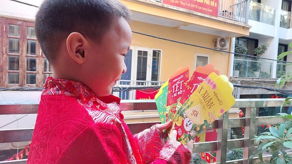 Using lucky money wisely teaches children meaningful lessons about financial management from an early age. Photo: Luc Giang