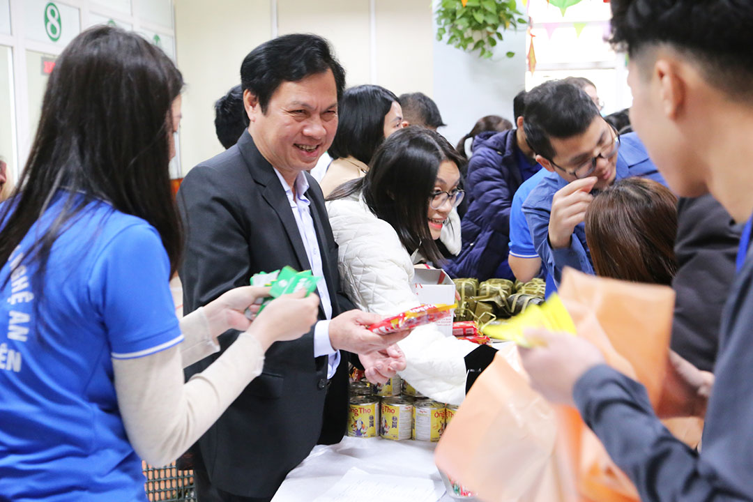 Associate Professor, Dr. Nguyen Van Huong - Director of Nghe An General Friendship Hospital shared and encouraged patients at the "Zero-VND Tet Market" program. Photo: Tu Thanh