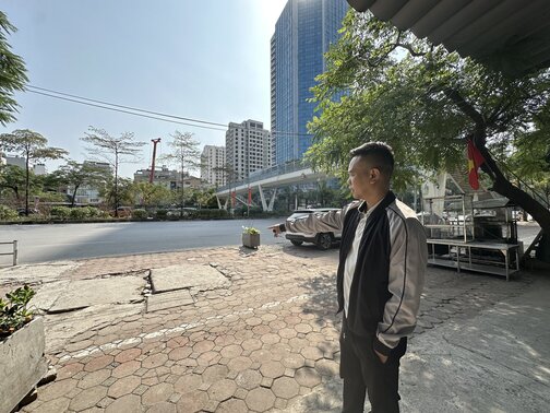 Tai khu vuc duong Vo Chi Cong (Tay Ho, Ha Noi), hien tuong xe o to do tren via he cung dien ra tai nhieu noi, khien via he sut lun nhieu noi hu hong tram trong. 