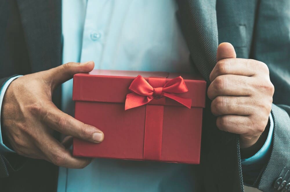 Choosing a meaningful gift for your loved one on Tet holiday. Photo: Pixabay