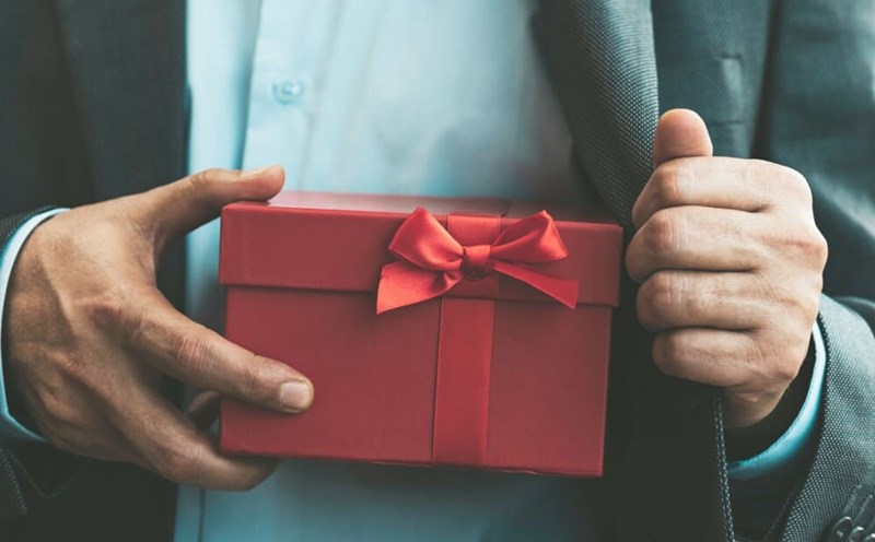 Choosing a meaningful gift for your loved one on Tet holiday. Photo: Pixabay
