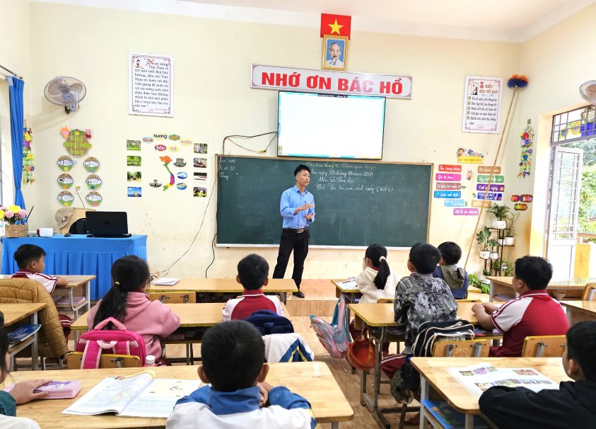 Bonuses under Decree 73 are a motivation for teachers to continue to strive in teaching. Photo: Thanh Quynh