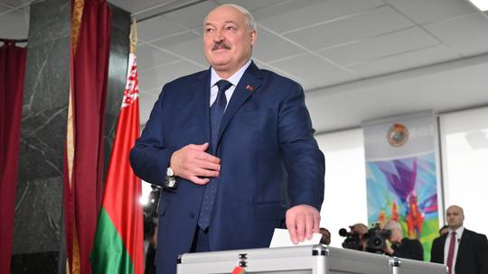 Tong thong Belarus Alexander Lukashenko bo phieu ngay 26.1.2025. Anh: Sputnik