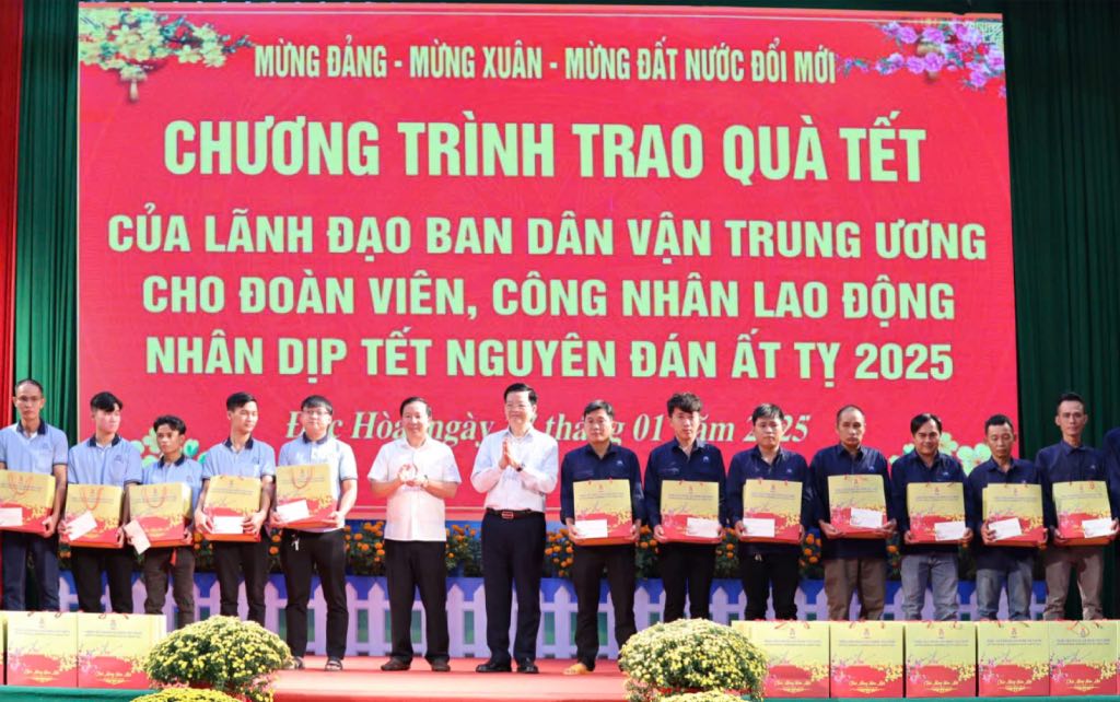 Trao 100 phan qua cho doan vien, nguoi lao dong co hoan canh kho khan tai huyen Duc Hoa (tinh Long An). Anh: LDLD tinh Long An