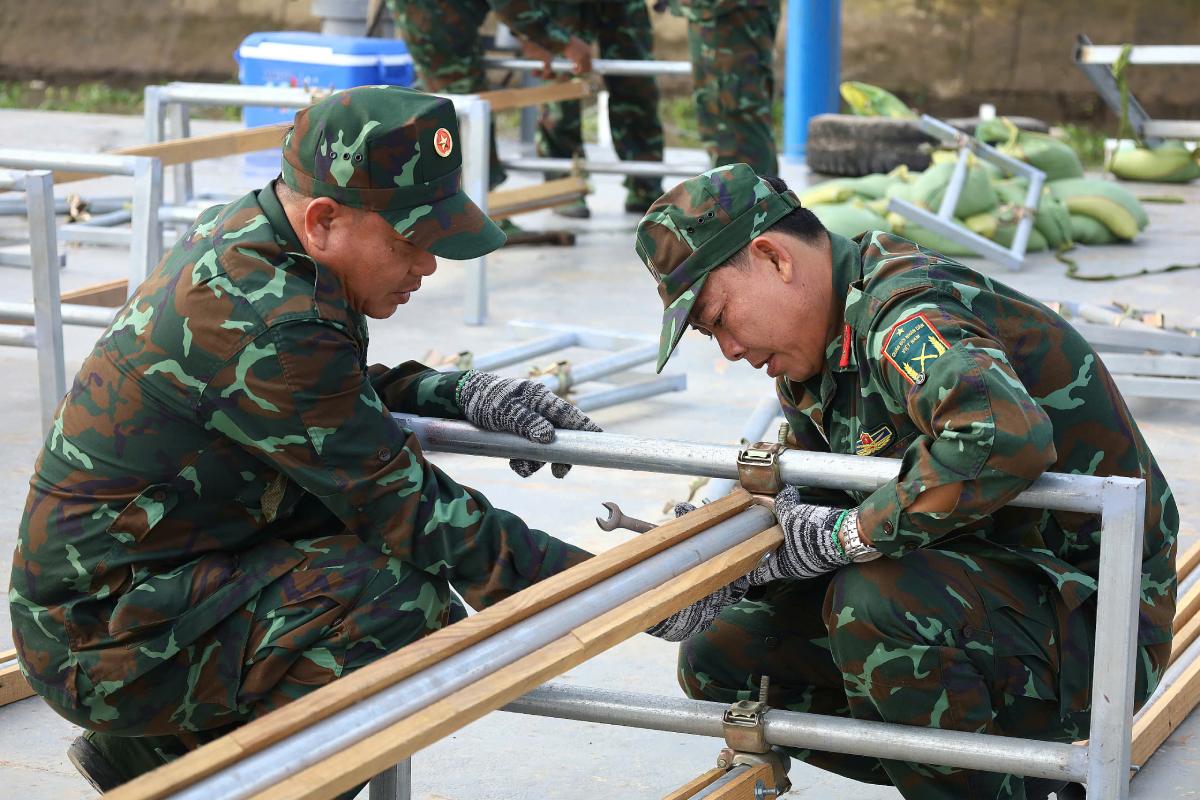 Việc bắn pháo hoa tầm cao trên sông an toàn và giúp người dân dễ dàng ngắm màn pháo hoa và tận hưởng khoảnh khắc đón mừng Tết cổ truyền.