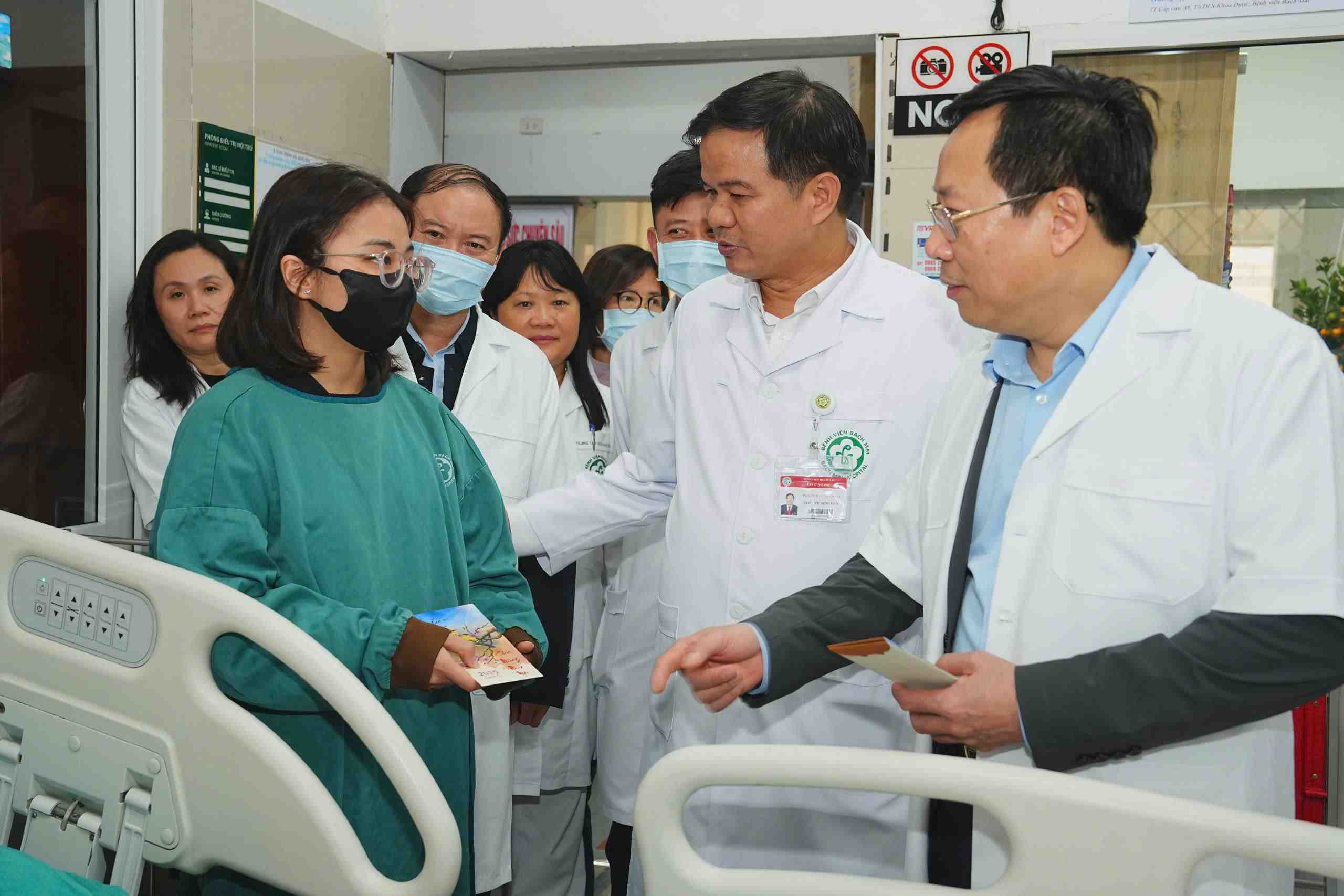 Deputy Minister of Health Le Duc Luan and Associate Professor, Dr. Dao Xuan Co - Director of Bach Mai Hospital visited and gave gifts to patients on the occasion of Tet At Ty 2025. Photo: Thanh Duong