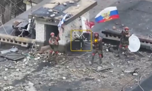 Binh sĩ Nga vẫy cờ, đánh dấu chiến thắng tại Velikaya Novoselka, Ukraina. Ảnh cắt từ video