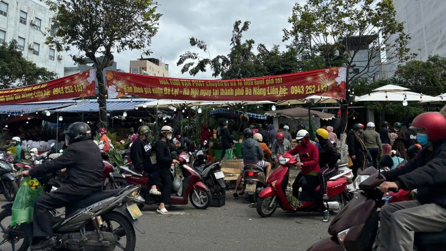 Khu vuc ban hoa tuoi tai cho Hoa Cuong (TP Da Nang) dong duc tu khuya den toi hom sau. Anh: Tran Thi