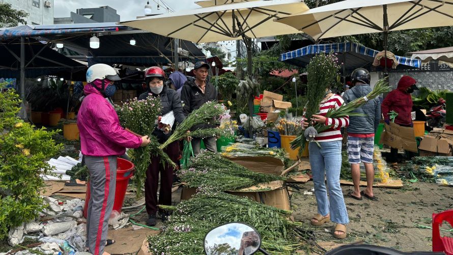 The price of fresh flowers in Da Nang has increased but not significantly. Photo: Tran Thi