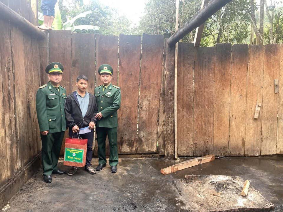 Don Bien phong Tam Hop ho tro gia dinh anh Co khac phuc hau qua vu chay nha. Anh: Ngoc Anh