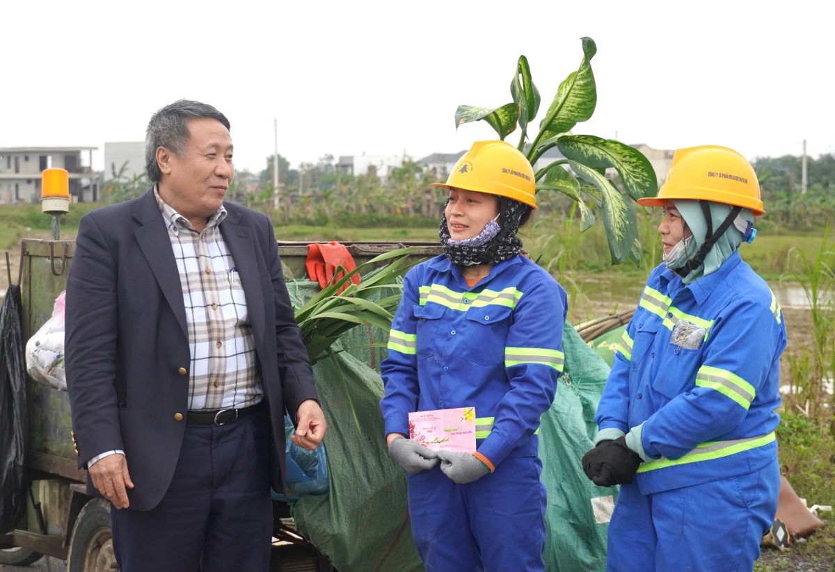 Mr. Ha Sy Dong gives Tet gifts to environmental sanitation workers. Photo: Tien Nhat