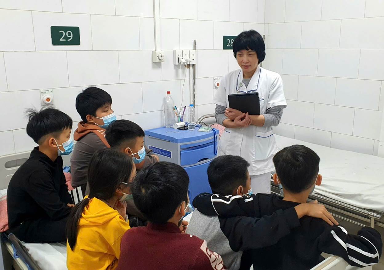 Children poisoned by rat poison who have recovered at the Poison Control Center are given instructions by doctors before being discharged from the hospital. Photo: Nguyen Ha