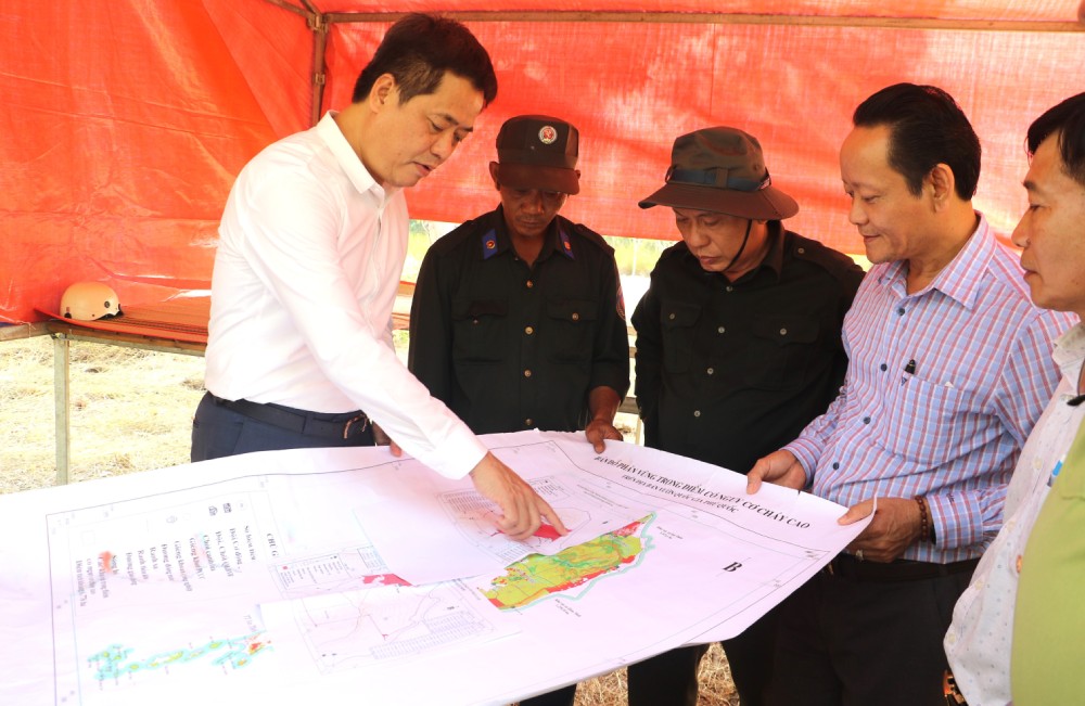 Phu Quoc City Party Secretary Le Quoc Anh (left cover) and his delegation inspected forest fire prevention and fighting on duty during Tet. Photo: Xuan Nhi