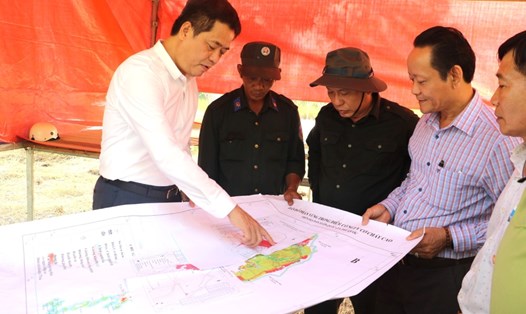 Bí thư thành ủy Phú Quốc Lê Quốc Anh (bìa trái) cùng đoàn công tác đã đến kiểm tra công tác ứng trực phòng cháy chữa cháy rừng dịp Tết. Ảnh: Xuân Nhi