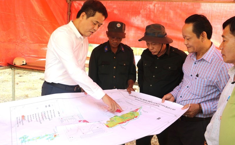 Phu Quoc City Party Secretary Le Quoc Anh (left cover) and his delegation inspected forest fire prevention and fighting on duty during Tet. Photo: Xuan Nhi