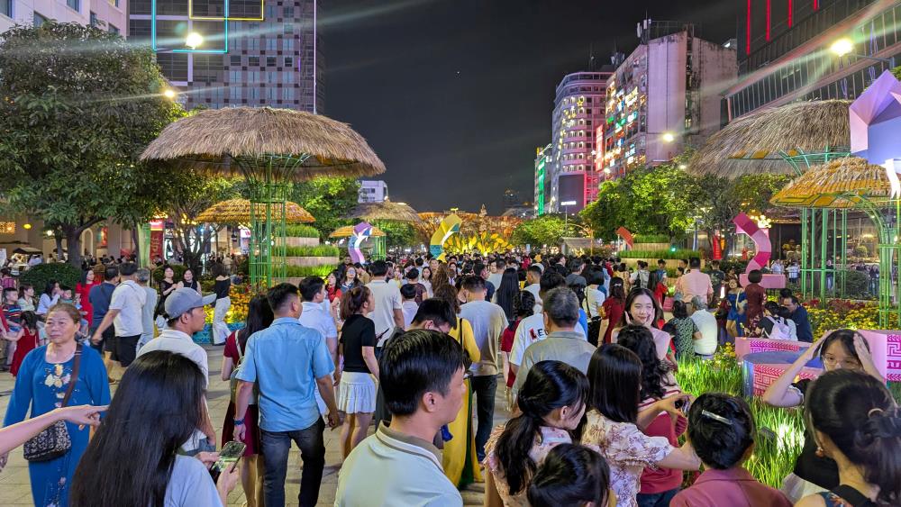 Rat dong nguoi dan den tham quan duong hoa Nguyen Hue toi ngay 27.1. Anh: Anh Tu