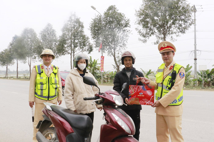 Nghia cu cua cac CSGT Nghe An lam am long nguoi dan xa que. Anh: Cong an Nghe An