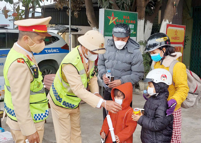 The family of worker Phan Trong Lam from Binh Duong returning to Nghe An to celebrate Tet received support and gifts from the Traffic Police. Photo: Nghe An Police