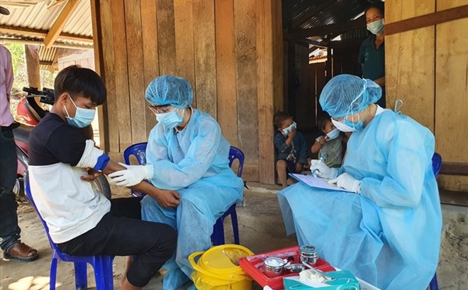 Dak Lak Province Health Department injects 5-in-1 vaccine to prevent disease for children in the area. Photo: Bao Trung