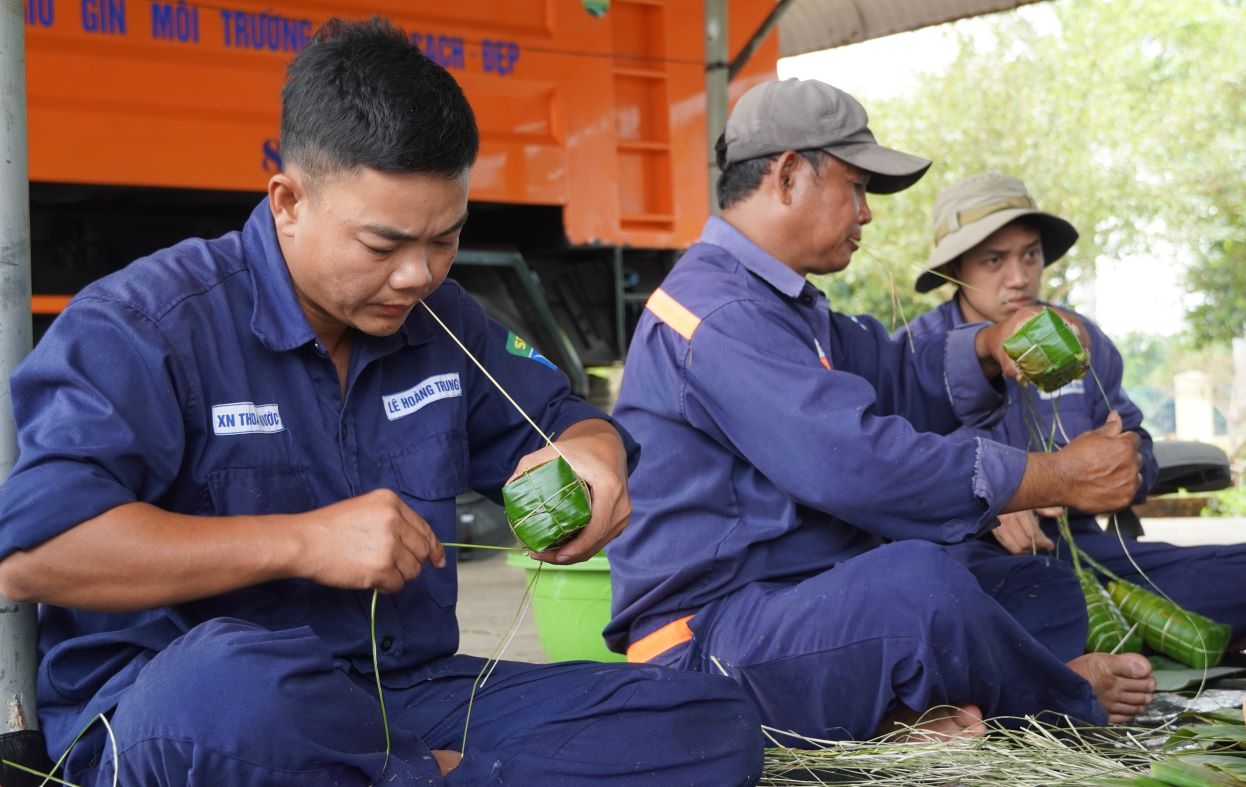 Drainage factory workers excitedly wrap banh tet.